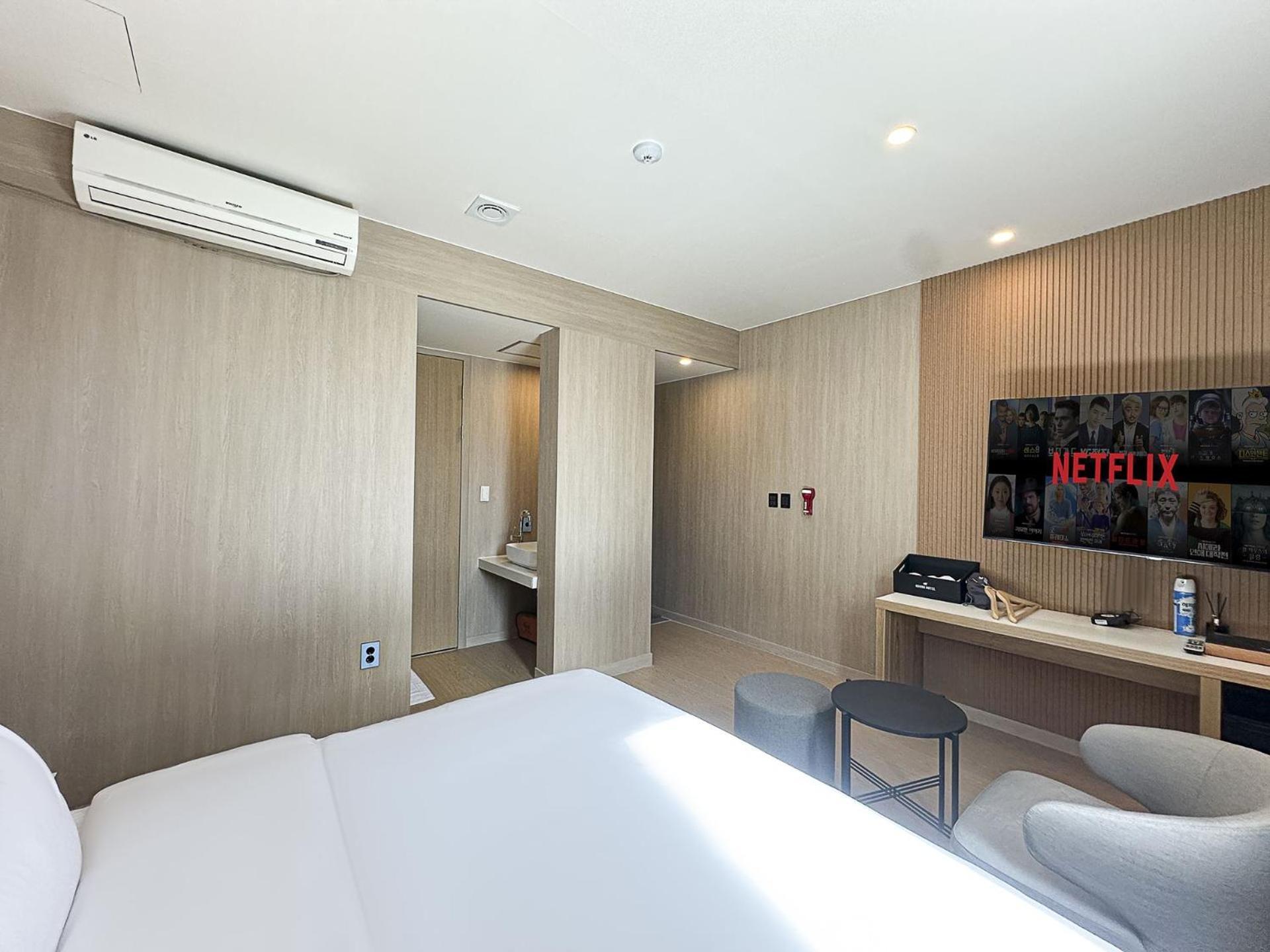 Hound Hotel Чханвон Экстерьер фото