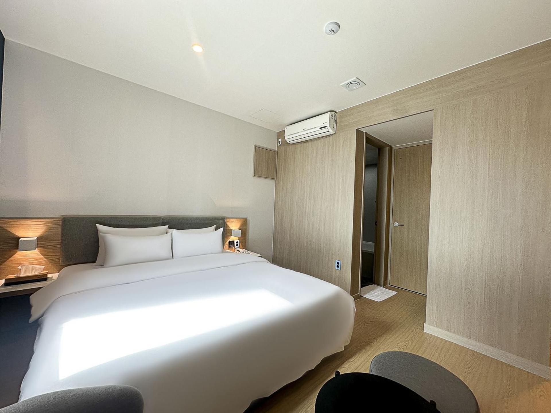 Hound Hotel Чханвон Экстерьер фото