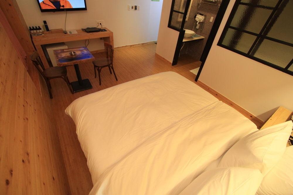 Hound Hotel Чханвон Экстерьер фото
