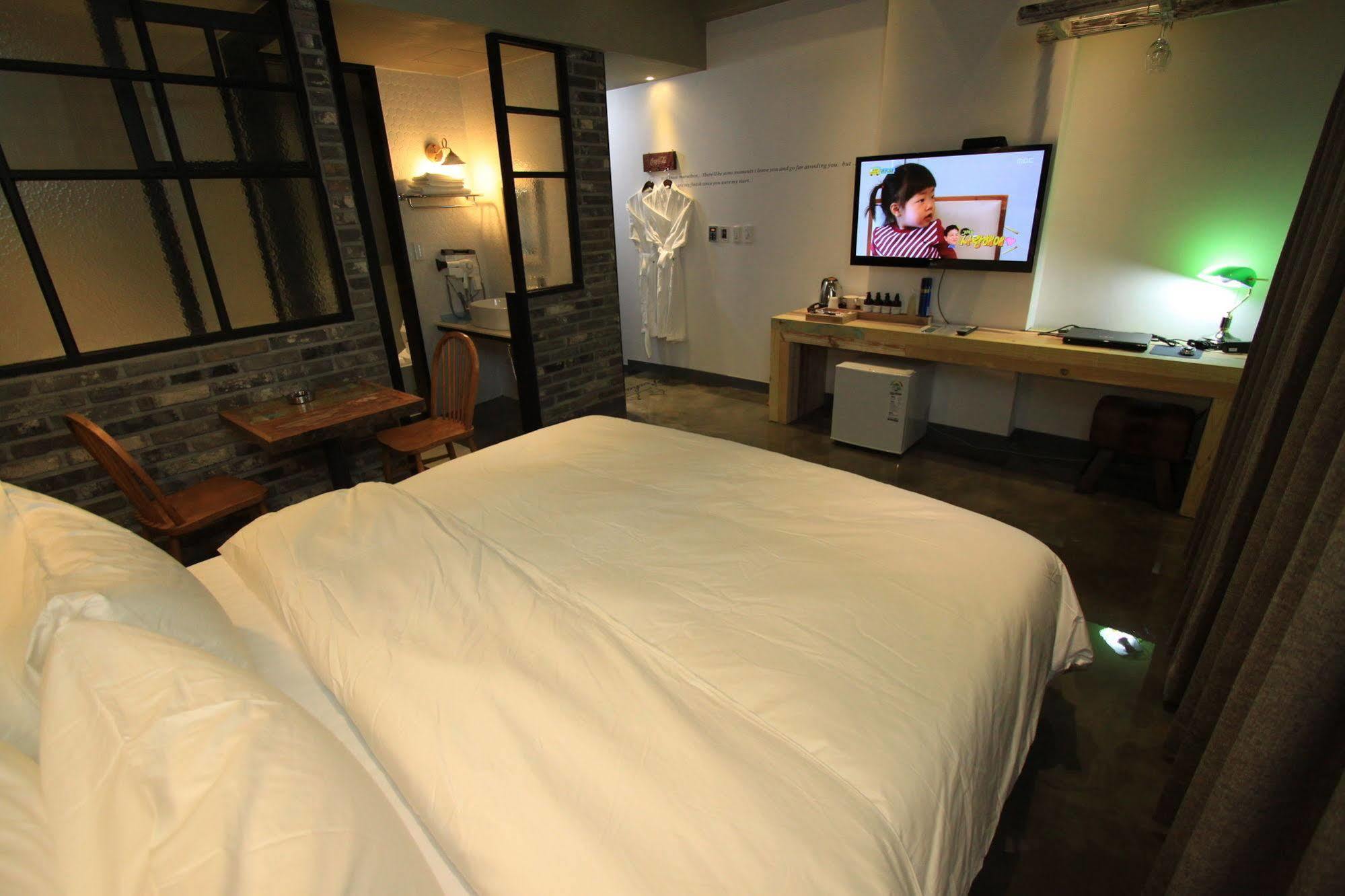 Hound Hotel Чханвон Экстерьер фото