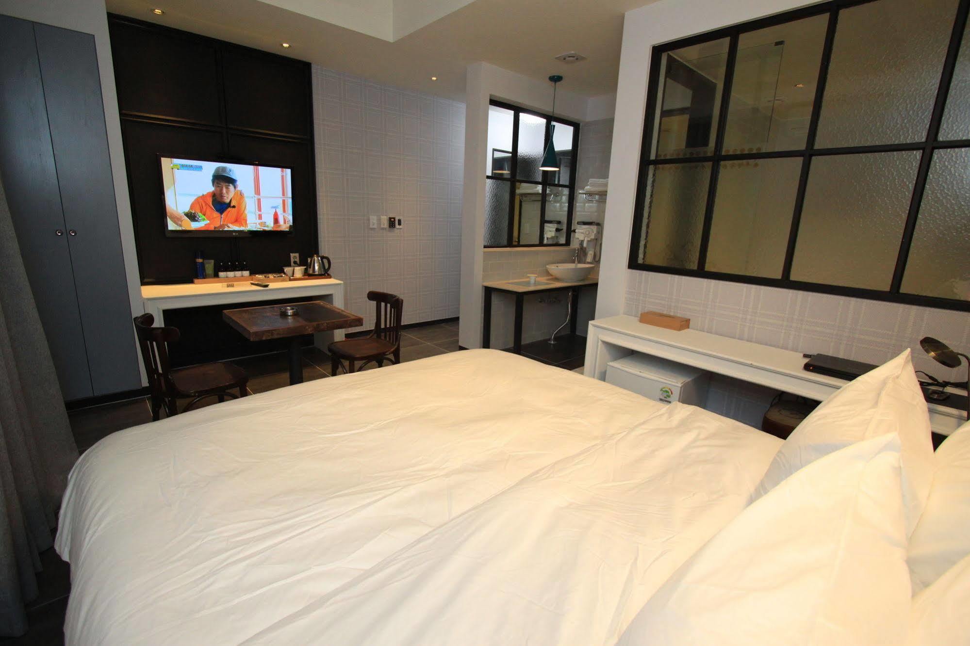Hound Hotel Чханвон Экстерьер фото