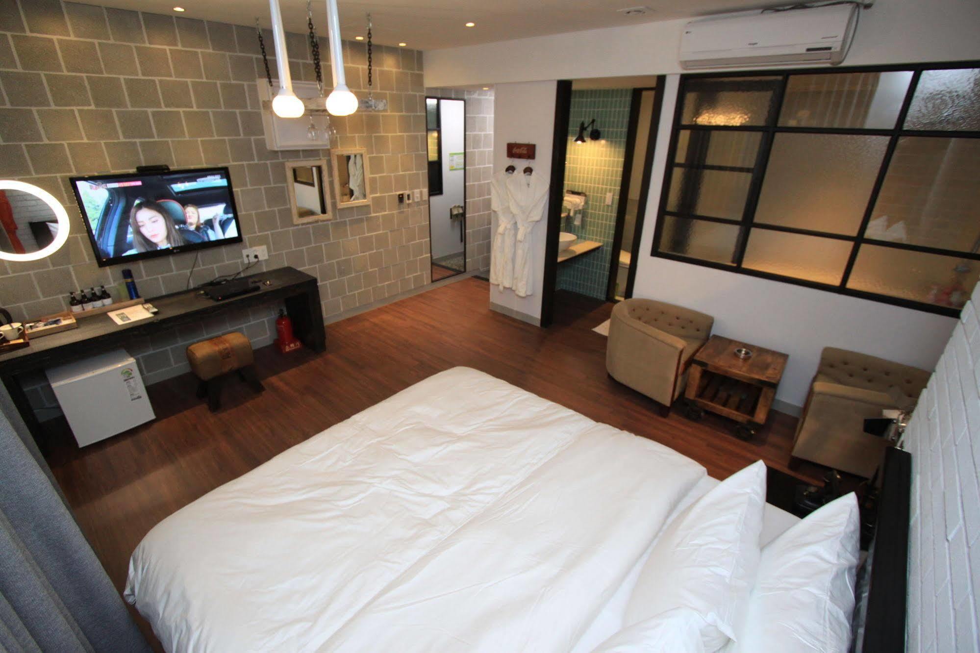 Hound Hotel Чханвон Экстерьер фото