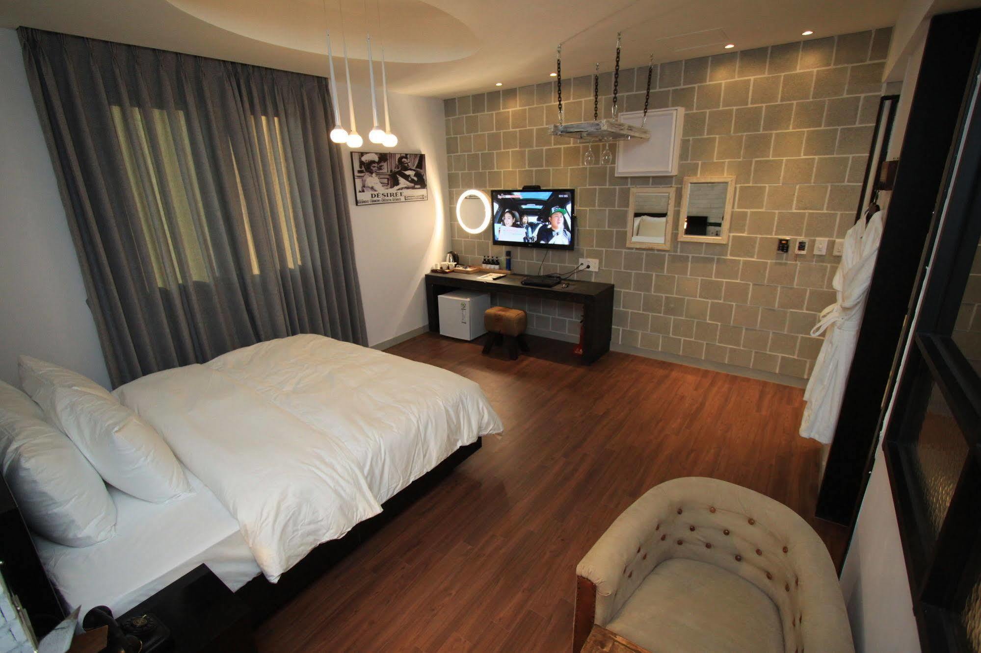 Hound Hotel Чханвон Экстерьер фото